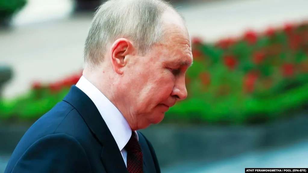 Еженедельные замеры государственных социологических служб показали очередное падение рейтингов одобрения и доверия к президенту России Владимиру Путину — показатели опустились до минимальных значений почти за четыре года.