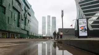 Большинство работодателей в России отказались от активного найма до конца года из‑за снижения спроса, переходя на точечный подбор персонала и частичную занятость вместо массовых сокращений.