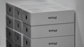 Крупные российские продавцы электроники накопили избыточные запасы дорогих смартфонов Apple и Samsung на фоне падения спроса, из‑за чего цены на флагманы существенно снизились, а ритейлеры распродают устройства со значительными скидками.