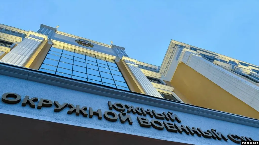Южный окружной военный суд приговорил троих молодых людей к срокам от восьми до десяти лет лишения свободы за подготовку поджога военкоматов в Ростове-на-Дону. Дело рассматривалось как покушение на теракт и диверсионную деятельность, все осужденные первые три года проведут в тюрьме.