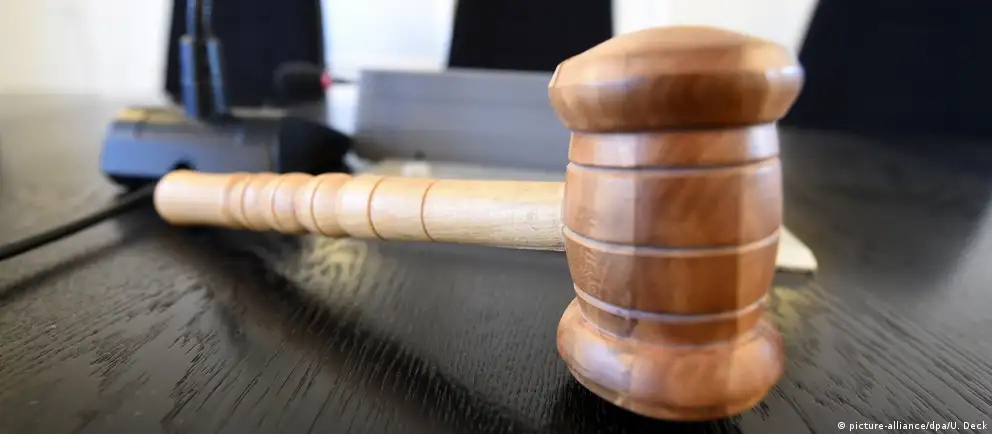 Суд признал 24‑летнего Романа Мальцева виновным в демонстрации якобы запрещённой символики и назначил год исправительных работ. Дело было основано на рапорте подразделения по противодействию экстремизму; ранее Верховный суд признал «международное движение сатанизма» экстремистским, хотя такая организация формально не зарегистрирована.