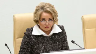 Спикер Совета Федерации Валентина Матвиенко заявила, что угрозу вымирания России можно предотвратить, если семьи переедут из мегаполисов в просторные дома по всей стране, будут заводить больше детей и разбивать цветники во дворах, тогда как демографическая статистика фиксирует исторические минимумы рождаемости и рост естественной убыли населения.