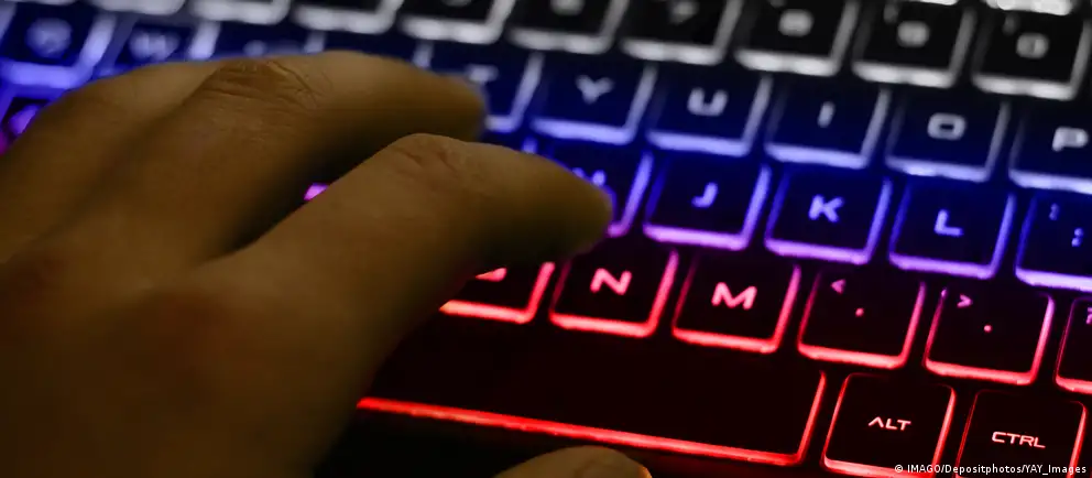 Минцифры разрабатывает инициативу о сборе за международный трафик, под которую планируют подпадать и VPN‑сервисы, используемые для доступа к запрещённым ресурсам. Плата в первую очередь может коснуться мобильных сетей; фиксированный интернет пока под вопросом.