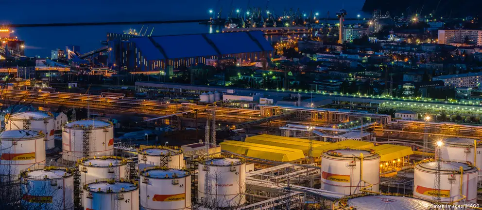 Новый пожар на Туапсинском нефтеперерабатывающем заводе возник в ночь на 28 апреля. По данным оперштаба Краснодарского края, причиной стали падения обломков дронов; пострадавших нет, в тушении задействованы 122 человека и 39 единиц техники.