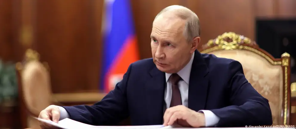 Новый закон освобождает российских чиновников от проверки сделок, совершенных ими и членами их семей до поступления на государственную службу, а также вводит декларирование совокупного дохода семьи вместо раздельного учета.
