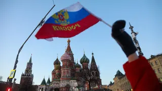 Объем просроченной задолженности российских компаний перед поставщиками и контрагентами достиг рекордных 8,2 трлн рублей, что эквивалентно почти 4% ВВП. Экономисты связывают всплеск неплатежей с повышением налогов, сокращением бюджетных расходов и спадом спроса.