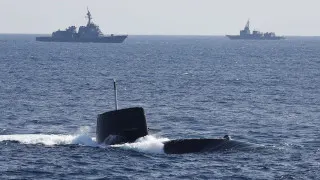 Правительство Японии смягчило многолетние ограничения на экспорт летального оружия, открыв путь к продаже ракет, кораблей, подлодок и самолетов союзникам в Азии и Европе при сохранении контроля над поставками в зоны боевых действий.