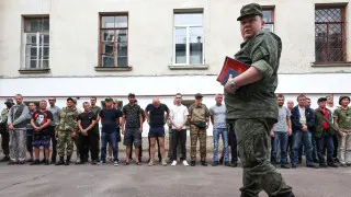 Минобороны подготовило поправки, позволяющие проверять военнослужащих на употребление алкоголя прямо в частях с помощью экспресс-тестов вместо обязательной доставки в медучреждения. Инициатива объясняется трудностями медосвидетельствования в условиях боевых действий и сообщениями о наборе на контракт людей с алкогольной зависимостью.