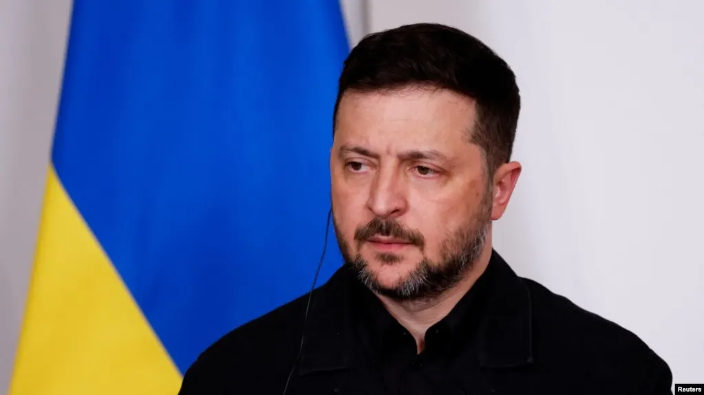 Президент Украины заявил, что Москва может использовать кратковременное прекращение огня как тактическую паузу для проведения военного парада, при этом подчеркнув поддержку инициатив, защищающих мирных жителей и способствующих обмену пленными.