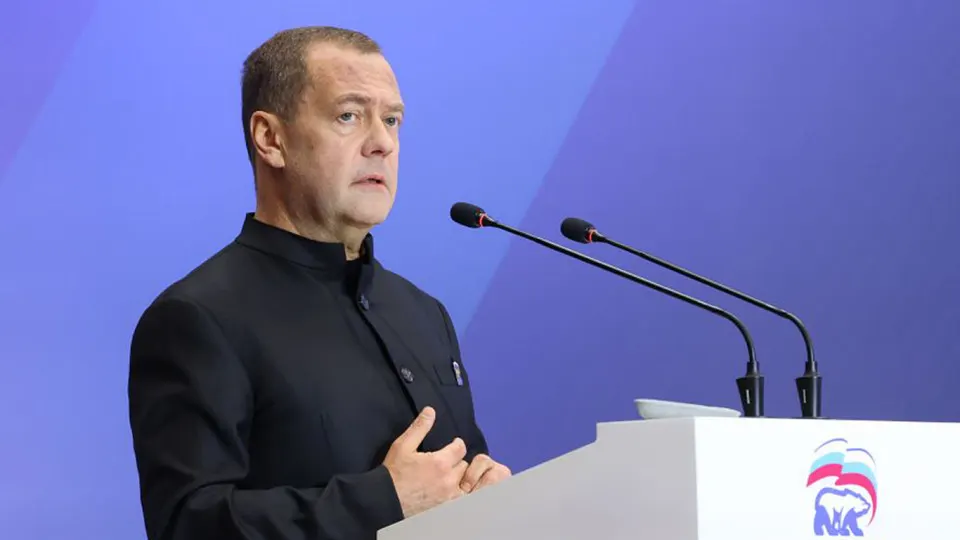 Заместитель председателя Совета безопасности заявил, что мир должен быть готов к худшему, назвав тех, кто в этом сомневается, «фантазёрами или дурачками». На фоне истечения СНВ‑III возрастает неопределённость вокруг контроля над ядерными арсеналами.