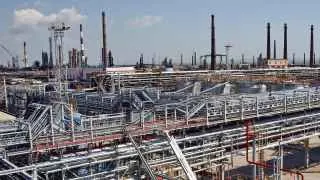 Атаки дронов привели к остановке переработки нефти на Новокуйбышевском, Туапсинском, Нижегородском, Саратовском и Киришском НПЗ, что затронуло значительные мощности по выпуску бензина и дизтоплива.