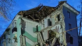 В Сызрани беспилотник попал в многоэтажный дом, частично обрушив подъезд; спасатели извлекли из-под завалов 11 человек, среди них двое детей. Ночью ПВО сообщила о перехвате более 150 дронов над рядом российских регионов, а работа нескольких аэропортов временно ограничивалась.