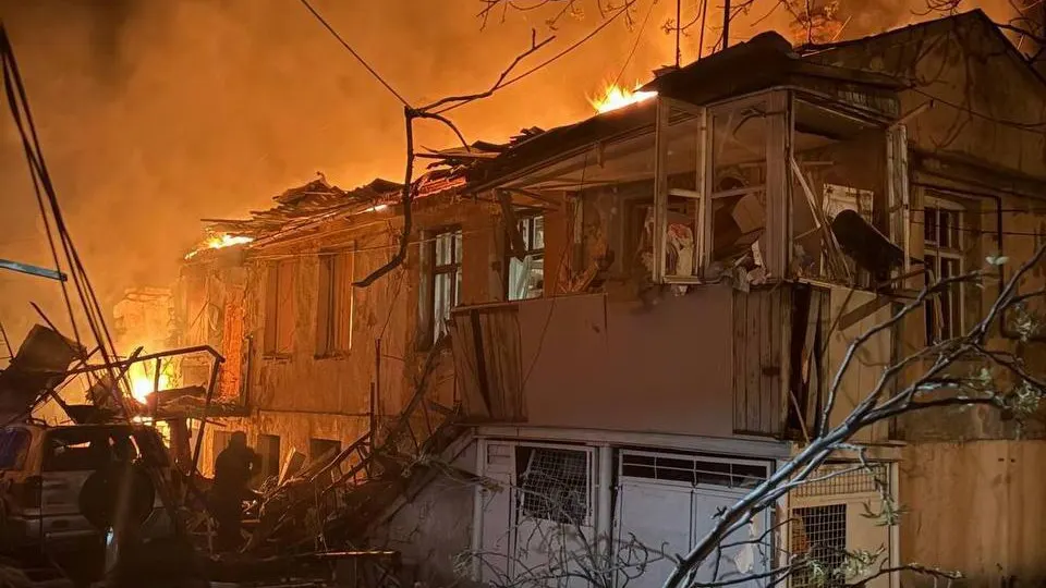 В Одессе в ночь на 24 апреля российские ударные дроны повредили два жилых дома, погибли двое человек, еще 15 получили ранения. Атака стала частью серии недавних ночных ударов по городам Украины, включая Днепр, Сумы, Киев и Харьков.