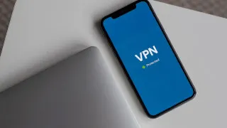 Российские мобильные операторы заявили, что не успевают к 1 мая технически подготовиться к введению платного международного трафика сверх 15 Гб, который фактически затрагивает пользователей VPN, и просят перенести срок запуска новой системы начислений.