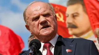 Лидер КПРФ Геннадий Зюганов в Госдуме заявил, что провал экономики может привести к событиям, похожим на 1917 год, и раскритиковал власти за то, что они услышали обращение блогера Вики Бони к президенту, но игнорируют аналогичные требования коммунистов.
