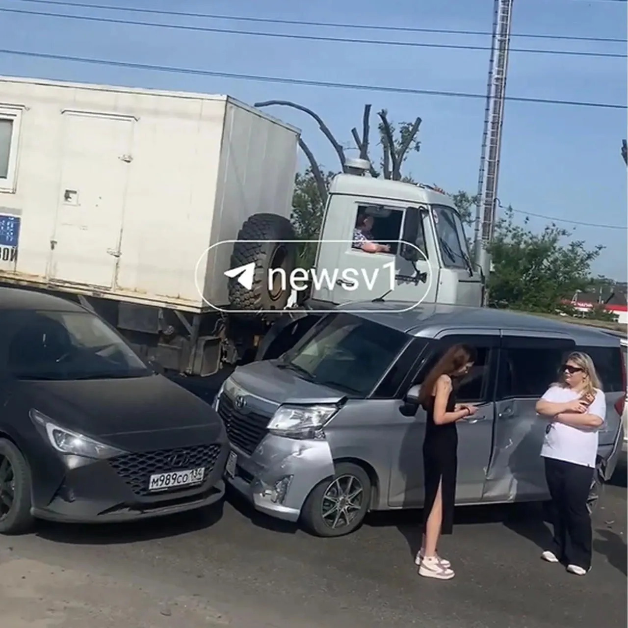 В аварии на СХИ повреждены восемь автомобилей, включая передвижной флюорографический кабинет. Обратившиеся за помощью водители отказались от госпитализации.