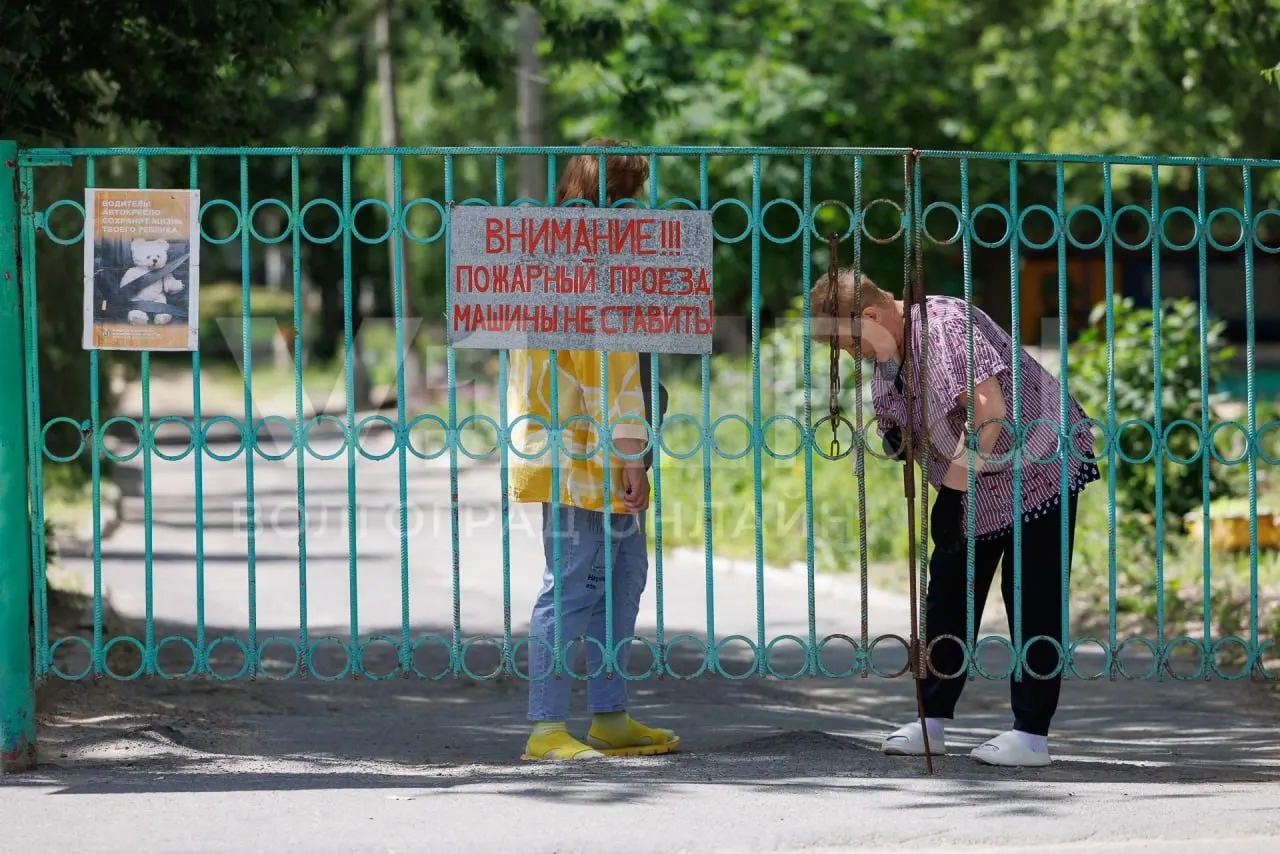 В детском саду Волгограда, пострадавшем от атаки беспилотника, провели выпускной: повреждены окна, одну ясельную группу перевели в другое помещение, по возможности убрали осколки.
