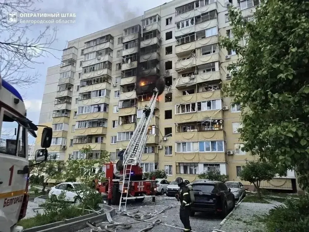Короткий обзор главных новостей ночи: удары беспилотников и пожары в регионах, предложения по смягчению наказаний за хранение наркотиков и новый указ о поддержке участников СВО.