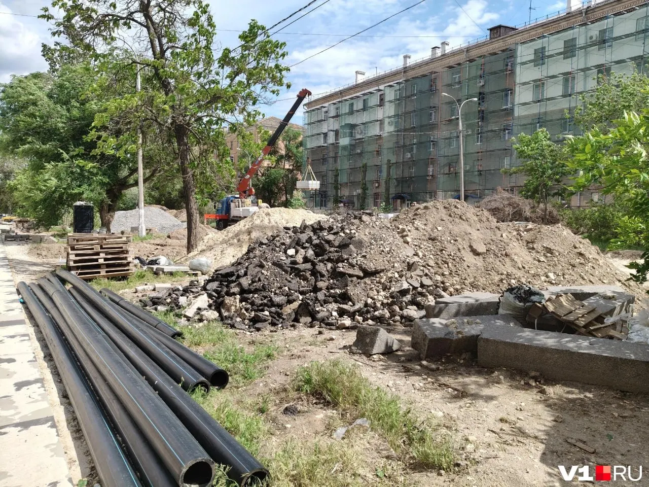 В Тракторозаводском районе идёт масштабная реконструкция улицы Дзержинского: меняют тротуары и бордюры, вырубают деревья и обновляют фасады. Работы продлятся до конца 2027 года, у местных возникают вопросы к объёму вырубки и выбору цветов.