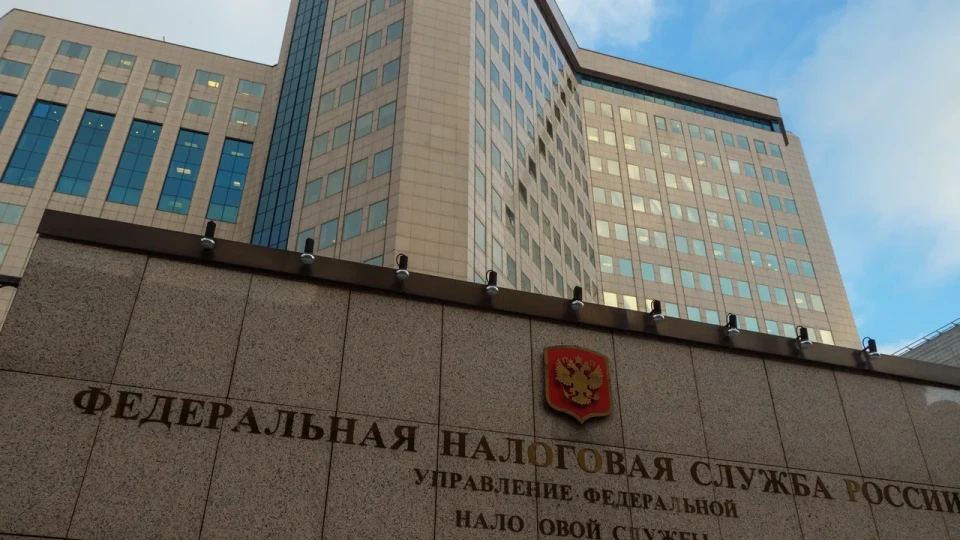 Налоговики внимательнее проверяют случаи закрытия и повторного открытия ИП: переоформление могут признать фиктивным и доначислить НДС с пени и штрафами. Ужесточение происходит на фоне рекордного дефицита федерального бюджета.