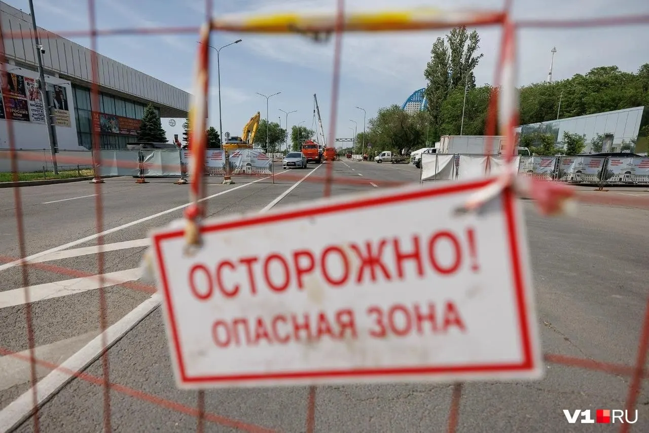 На месте устанавливают деревянные укрепления для безопасного спуска в яму. Работы осложняются отсутствием перекрытия воды — сроки окончания работ пока неизвестны.