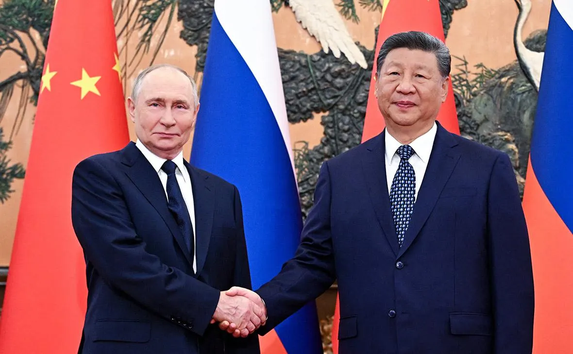 Президент России, как сообщается, прибудет в Китай 20 мая. Визит называют рутинным — парада или торжественной встречи ожидать не стоит. По информации источников, это первый случай, когда Пекин принимает лидеров США и России в один месяц вне многосторонних форумов.