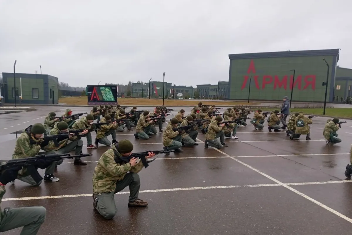 За пять лет на создание и работу центров «Авангард» и «Воин» направили минимум 50 млрд рублей; в лагерях школьников обучают по армейскому образцу и, по рассказам подростков, склоняют к службе и поступлению в военные вузы.