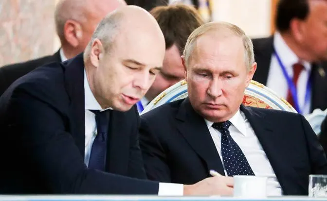 Депутат заявил, что министр финансов фактически признал невозможность исполнения бюджета на 2026 год. Дефицит превысил план и составил 5,9 трлн рублей; власти обещают сохранить соцобязательства и финансирование обороны, но возможны сокращения в программах развития.