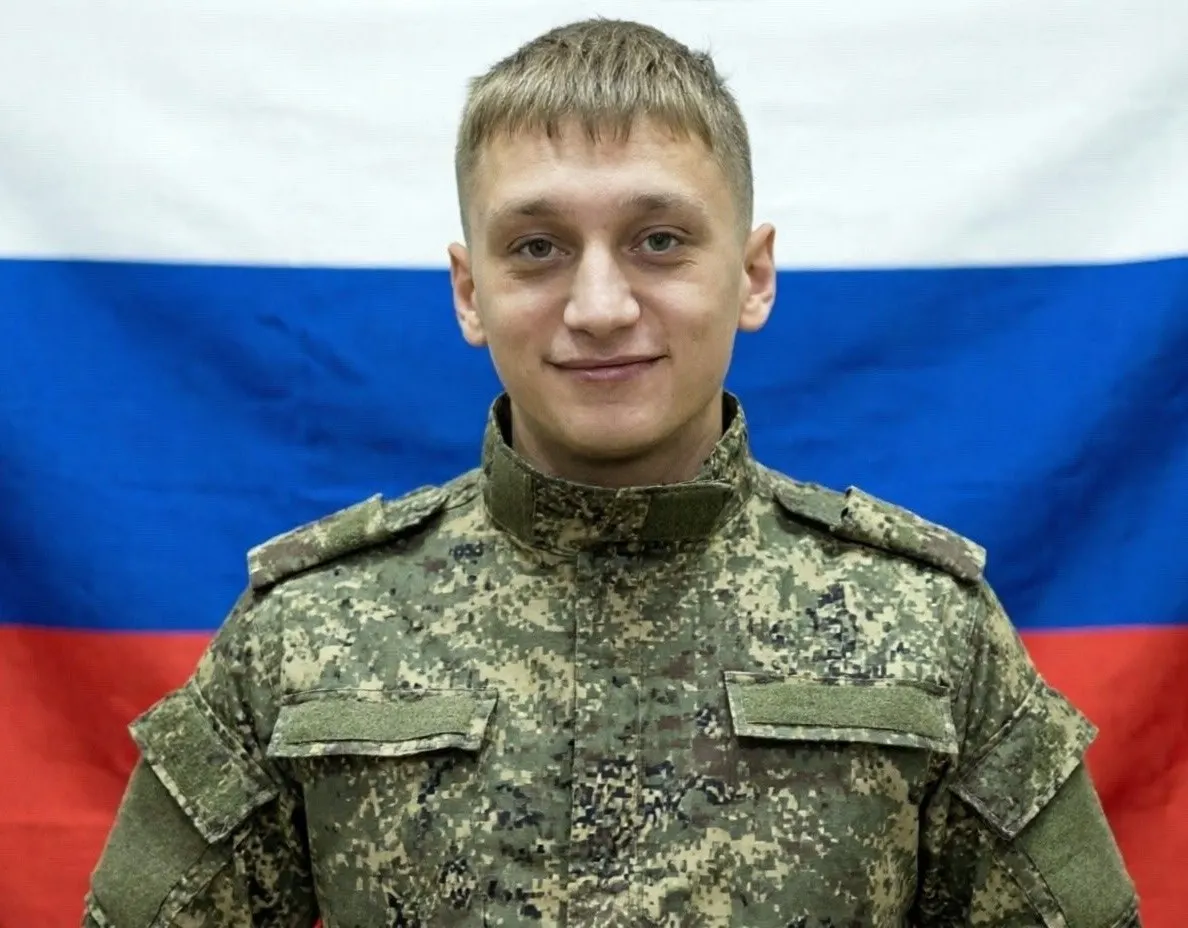 23‑летний студент из Бурятии подписал контракт в январе, прошёл обучение оператором БПЛА и погиб 6 апреля; при этом коллеги по колледжу тоже могли пострадать.