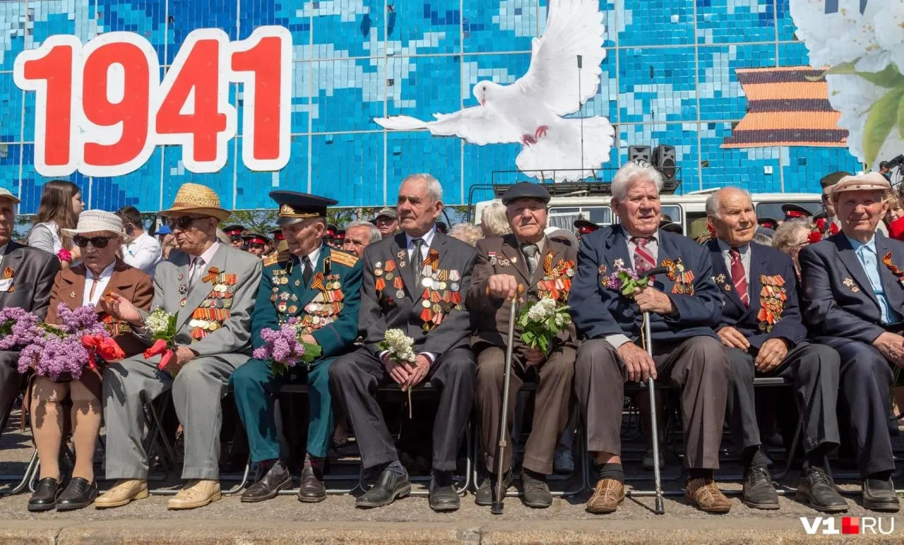 По данным Социального фонда России, ветеранам назначена ежегодная выплата к 9 Мая в размере 10 000 рублей. Число получателей сократилось почти вдвое по сравнению с предыдущими годами.