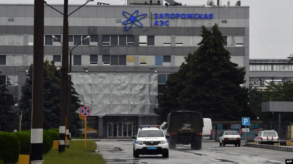 Специалисты Международного агентства по атомной энергии прибыли на станцию для оценки последствий удара по энергоблоку №6. На станции также сообщили о новом поражении транспортного цеха.