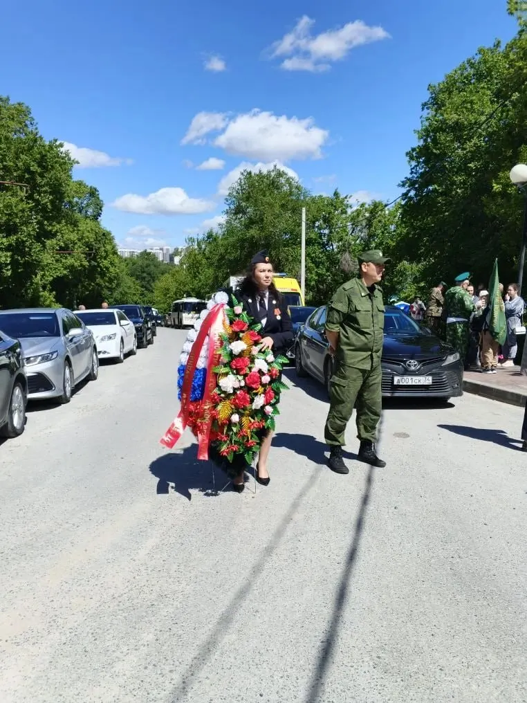 Празднование прошло на площади Чекистов: ветеранов пригласили делиться фотографиями, а жители посетили церемонии и возложение цветов.