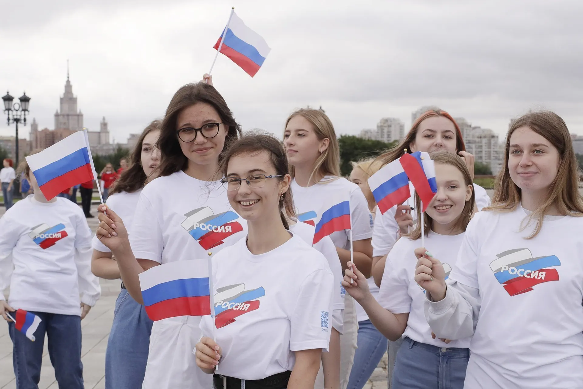 Бюджет федерального проекта по воспитанию молодежи вырастает до сотен миллиардов рублей, но методики оценки «патриотизма» критикуют за двойной счёт и формальные показатели, отражающие активность ведомств, а не реальные убеждения граждан.