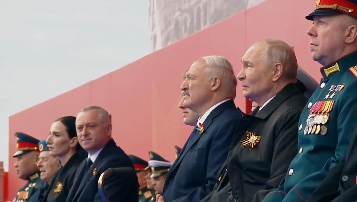Во время Парада Победы президент назвал праздник «священным», связал подвиг советских солдат с подвигом современных бойцов СВО и подчеркнул роль гражданского труда. На трибуне рядом с главой государства впервые разместили участника специальной военной операции наравне с ветераном Великой Отечественной войны.