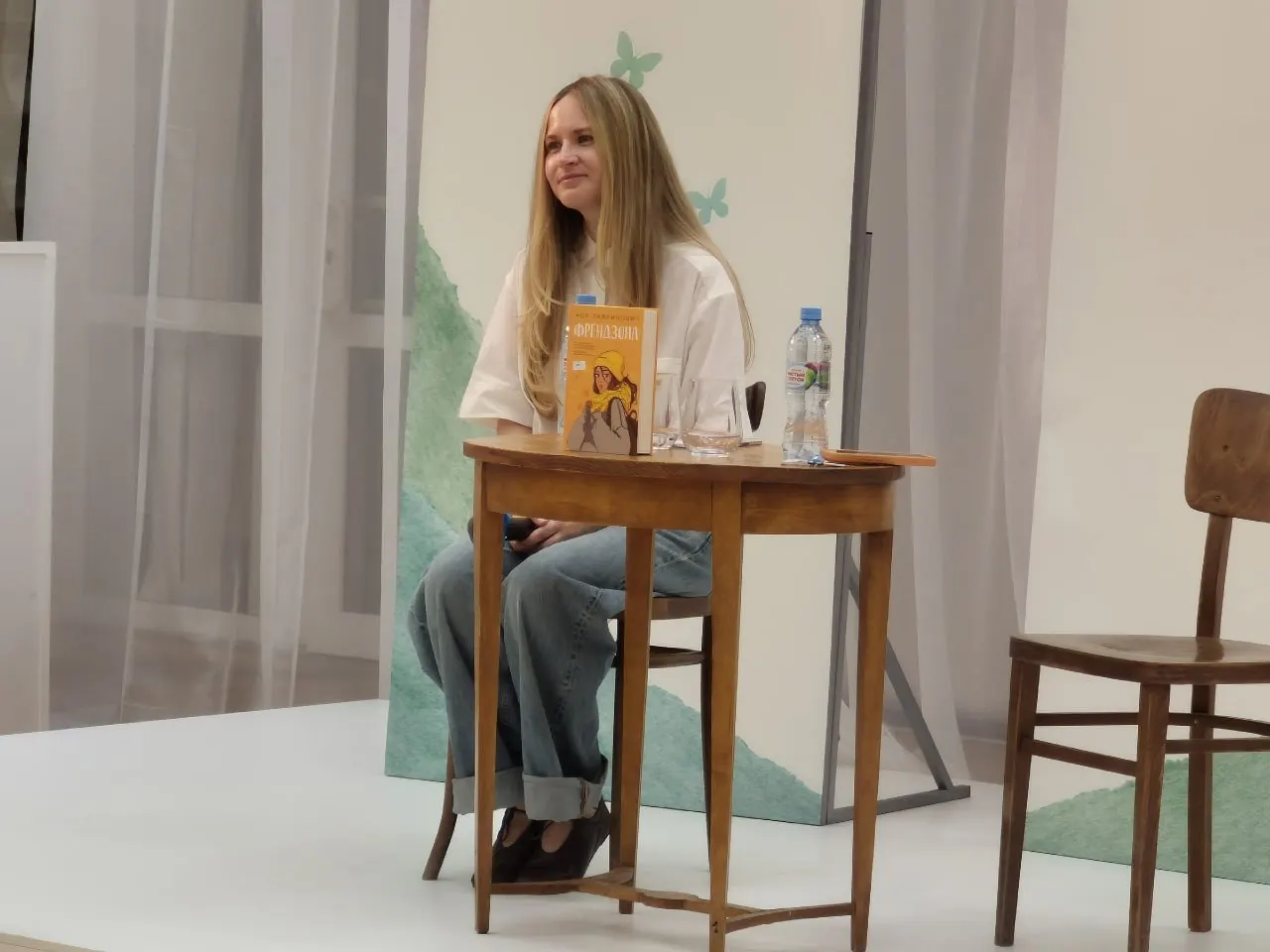 В «Горьковке» прошла полная читателей встреча: автор романов о любви рассказала о пути от журналистики к прозе, о любимой книге и планах — новая повесть про отель может выйти этой осенью.