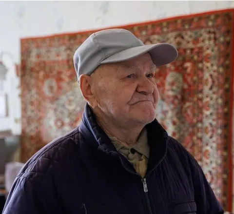 Александр Шибаев, ветеран Великой Отечественной войны, вынужден жить в антисанитарных условиях: квартира и подъезд заполнены тараканами, жалобы на помощь остаются без реакции со стороны УК и властей.