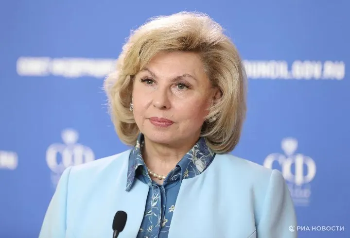 Татьяна Москалькова уходит с поста после двух пятилетних сроков; её полномочия формально завершились в апреле 2026 года. На сегодняшнем заседании Госдума рассмотрит кандидатуру преемника — среди основных претендентов называют Яну Лантратову, также рассматриваются Артём Прокофьев и Иван Сухарев.