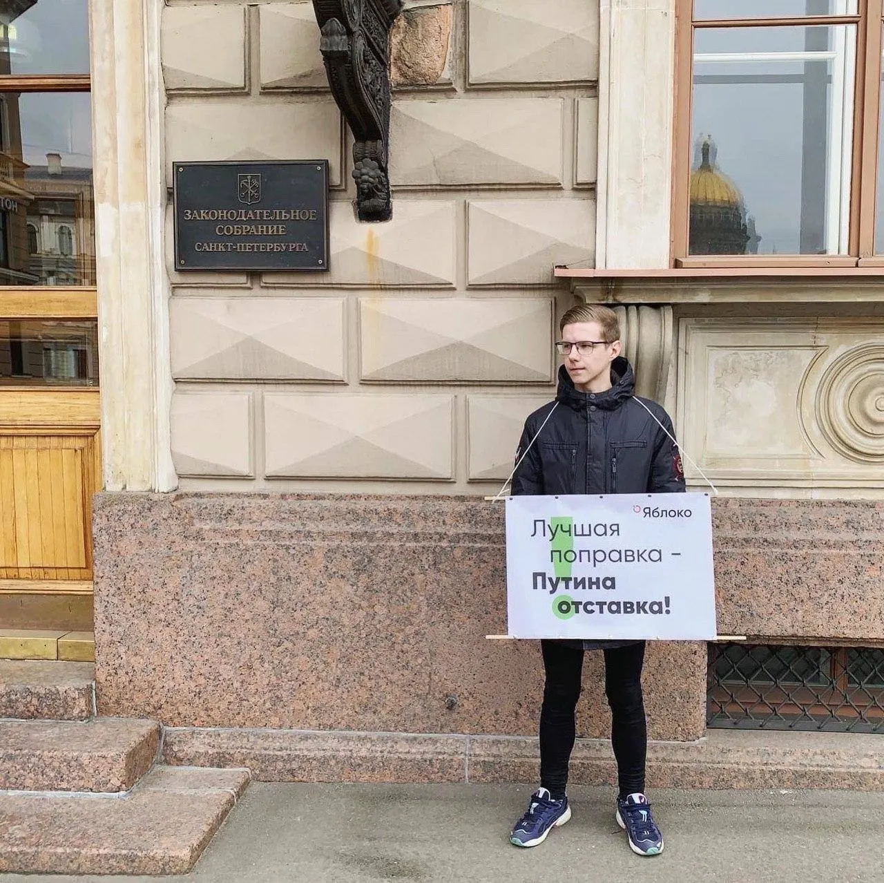 Вадима Ваганова, ранее внесённого в реестр «иностранных агентов», объявили в федеральный розыск. Ему также выписаны административные штрафы по обвинениям в «ЛГБТ‑пропаганде». Возможные уголовные статьи пока не уточнены.