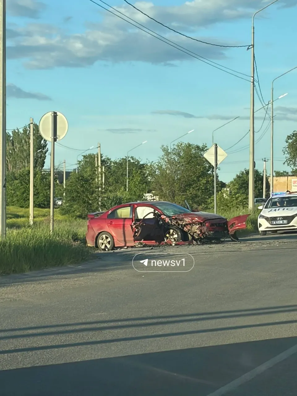 Вечером 29 мая кроссовер выехал на встречную полосу и столкнулся с Mitsubishi. Три человека госпитализированы, их состояние уточняется.
