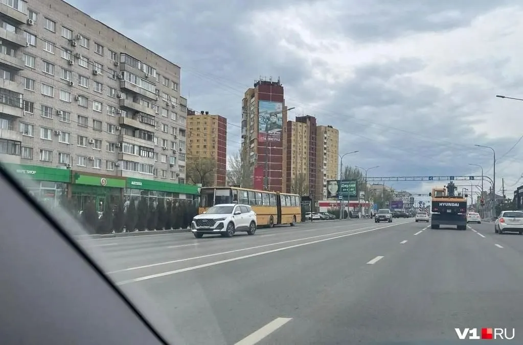 Один из сохранившихся городских автобусов Ikarus появился летом на дачном маршруте — его видели на улице Рокоссовского. Не удалось установить, находился ли за рулём известный реставратор и коллекционер.