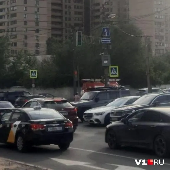 Пожарный автомобиль не смог проехать в сторону Второй Продольной из‑за плотного дорожного движения; очевидцы заявляют, что места для манёвра не было.