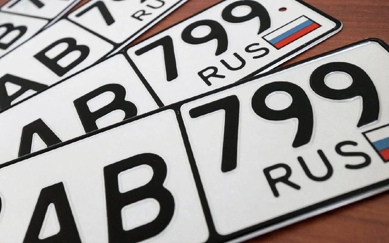 Законопроект о продаже «красивых» автомобильных номеров доработали по замечаниям и повторно внесли в Госдуму. Проект предусматривает резервирование двух типов номеров, дополнительную плату с перечислением части средств на нужды правоохранительных органов, запрет перепродажи уникальных номеров в течение трёх лет и вступление в силу в июле 2027 года.