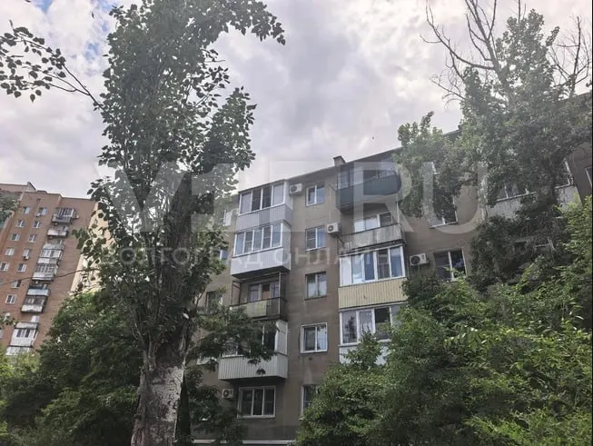 Ночью на бульваре имени Энгельса с пятого этажа дома выпала девушка. Её доставили в больницу №15, но через несколько часов она скончалась. Проводится проверка обстоятельств происшествия.