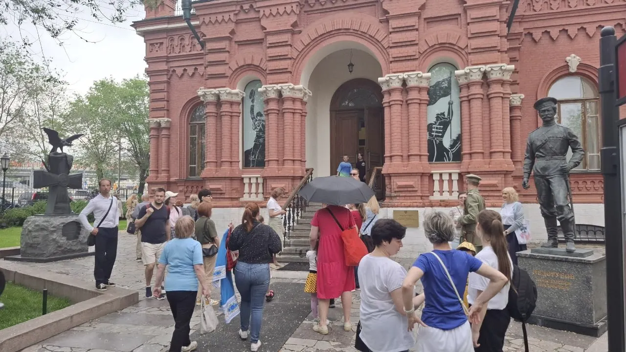 Охранник не пропускал людей до 18:00, объясняя это завершением подготовки. В числе главных экспонатов — памятник и экспозиция, посвящённые Константину Недорубову.