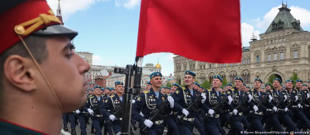 В ряде городов отменяют проезд техники и массовые мероприятия на День Победы. Власти ссылаются на угрозы и оперативную обстановку, эксперты называют причинами мобилизацию ресурсов и политические расчёты.