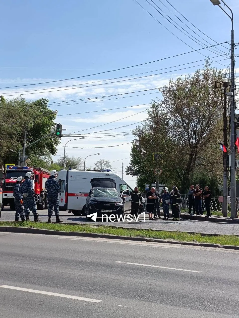 На перекрёстке Панфиловской и Университетского в Волгограде произошло серьёзное ДТП: по словам очевидцев, HAVAL перевернулся на крышу, также пострадали KIA и «Лада». На месте работают МЧС и скорая помощь.