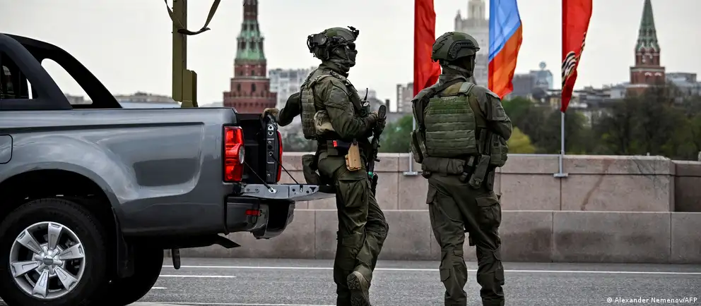 Власти отменили приглашения зарубежным корреспондентам и изменили формат парада — вместо техники и массовых шествий будут ограниченные торжества и усилённые меры безопасности.