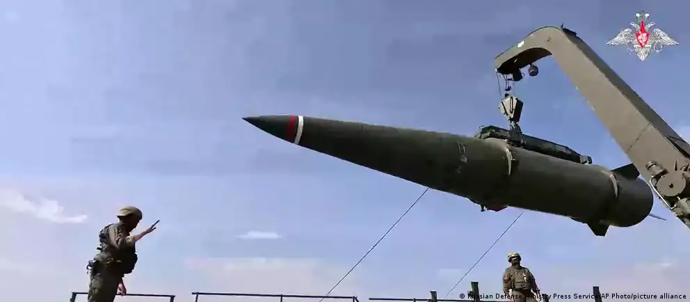 Учения с участием почти 65 тысяч военнослужащих и более 200 ракетных пусковых установок включают пуски баллистических и крылатых ракет, а также отработку совместного с Беларусью применения ядерных боеприпасов.