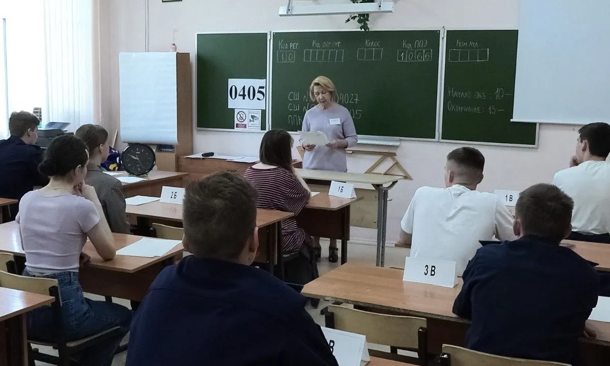 Рособрнадзор в новых рекомендациях запретил организаторам и сотрудникам охраны прикасаться к экзаменующимся и их вещам; при срабатывании металлоискателя предлагается вежливо попросить добровольно показать или сдать предмет.