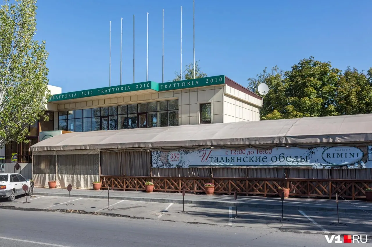Ресторан работал с 2010 года. В конце мая 2026 его закрыли — причина названa как переезд заведения в ТРЦ «Мармелад».